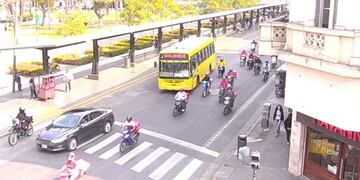 Motociclistas partieron desde el Parque de la Independencia y pasaron por la Plaza Sarmiento\u002E (@cior_rosario)