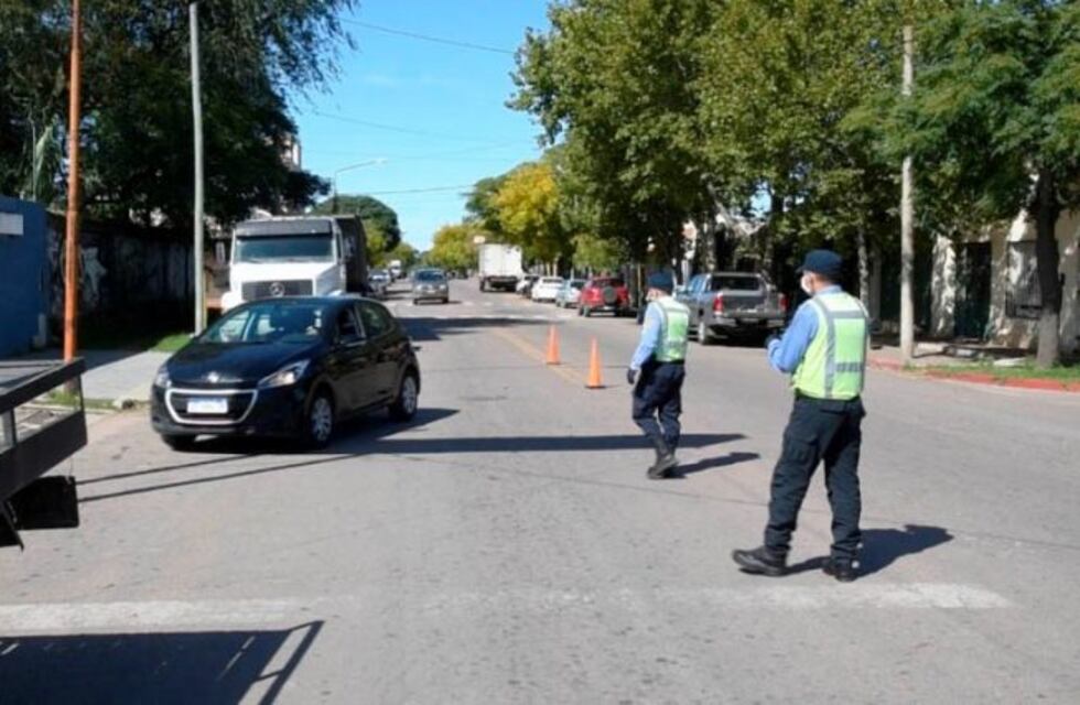 Policías pampeanos rompieron la cuarentena para comer un asado en Toay