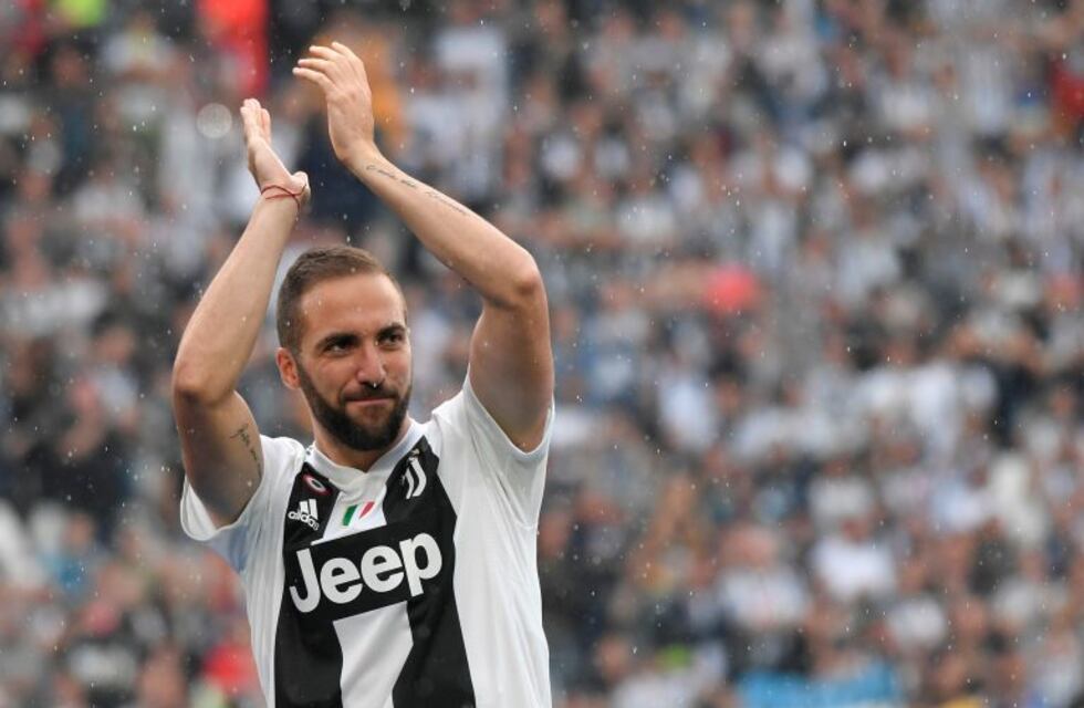 Higuain lo hizo de nuevo: blooper en la entrega de medallas