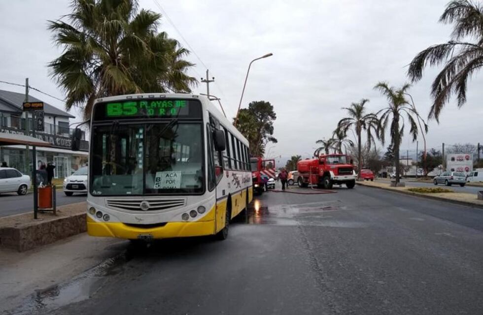 Carlos Paz: se prendió fuego un colectivo urbano en Avenida San Martín