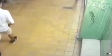 Vándalos atacan farmacia en San Juan