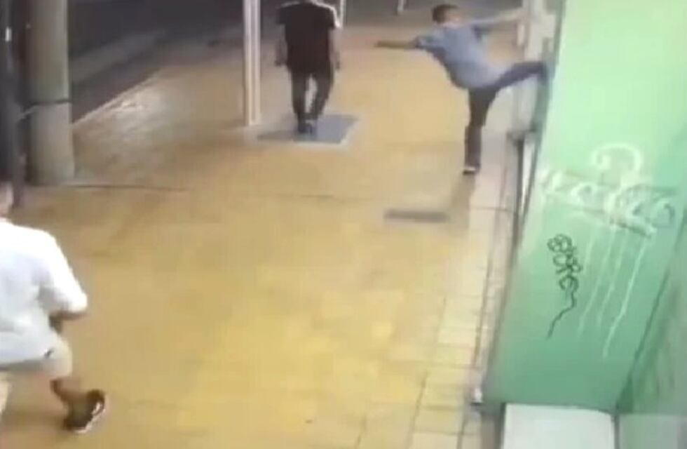 Video: vándalos destruyeron el ingreso de una farmacia por puro placer