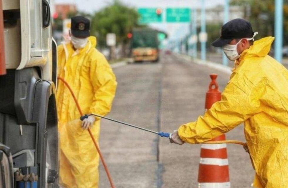 Los vehículos que viajan del Chaco a Corrientes son desinfectados