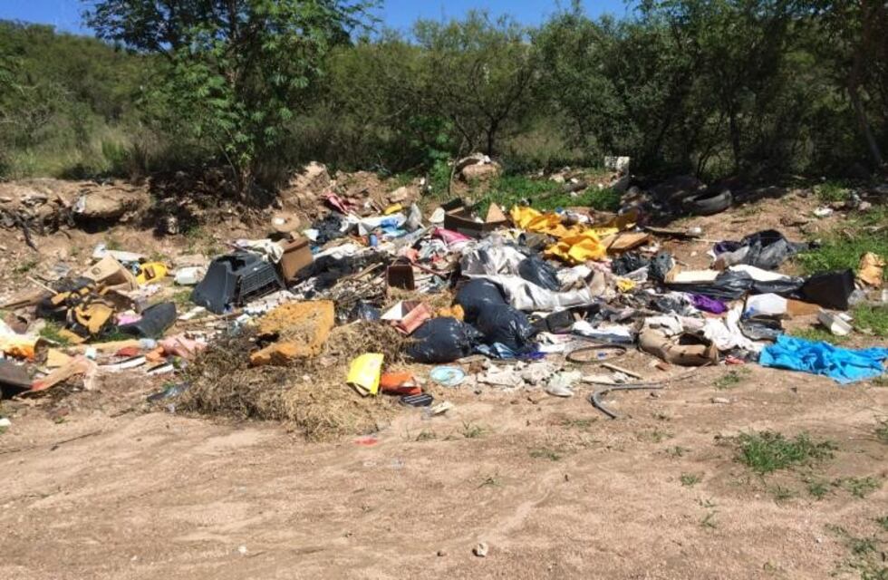 Vecinos denuncian la existencia de tres basurales y de una calle "intransitable" en Carlos Paz