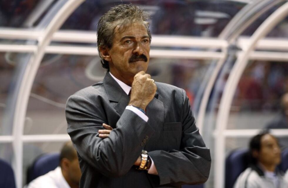 Piden la captura de Ricardo La Volpe por una denuncia de abuso sexual