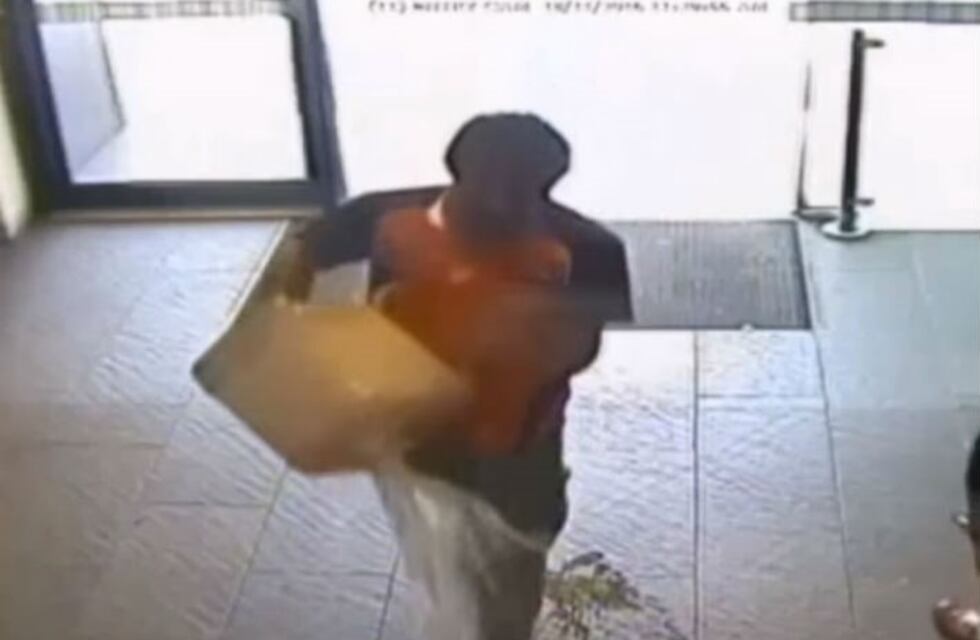 ¡Increíble! Casi muere por prender fuego un banco en el que tardaron en darle dinero