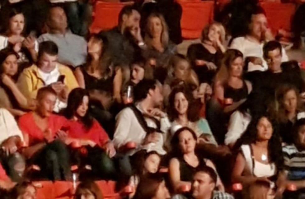 La noche de Luis Miguel en Córdoba también se tiñó de campaña electoral