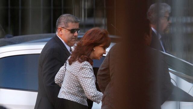 PAIS TRIBUNALES DE COMODORO PY CITACION declaracion expresidenta por la causa los saucesrnrnArgentina's former President Cristina Fernandez de Kirchner (C) arrives at court over accusations of bribery and money laundering, in Buenos Aires, Argentina March