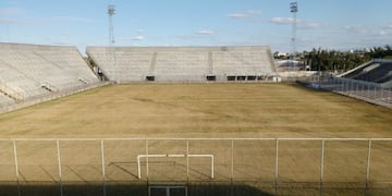 El estado del césped es uno de los factores que desencadenan los problemas en el estadio de Vargas