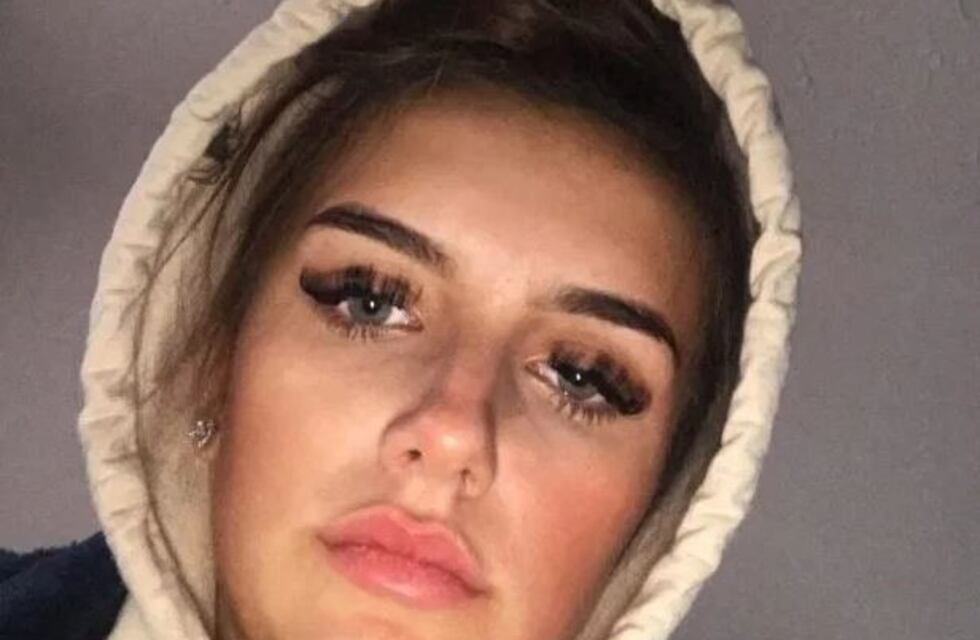 Se sacó una selfie y luego descubrió una inquietante criatura sobre ella