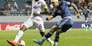 KHC36 JEJU (COREA DEL SUR) 26/05/2017.- El jugador argentino Santiago Colombatto (d) pelea por la bola con el guineano Dide Fofana durante un partido de la fase de grupos del Mundial Sub-20 que ha enfrentado a Guinea y Argentina en Jeju (Corea del Sur) hoy, 26 de mayo de 2017. EFE/Wallace Woon