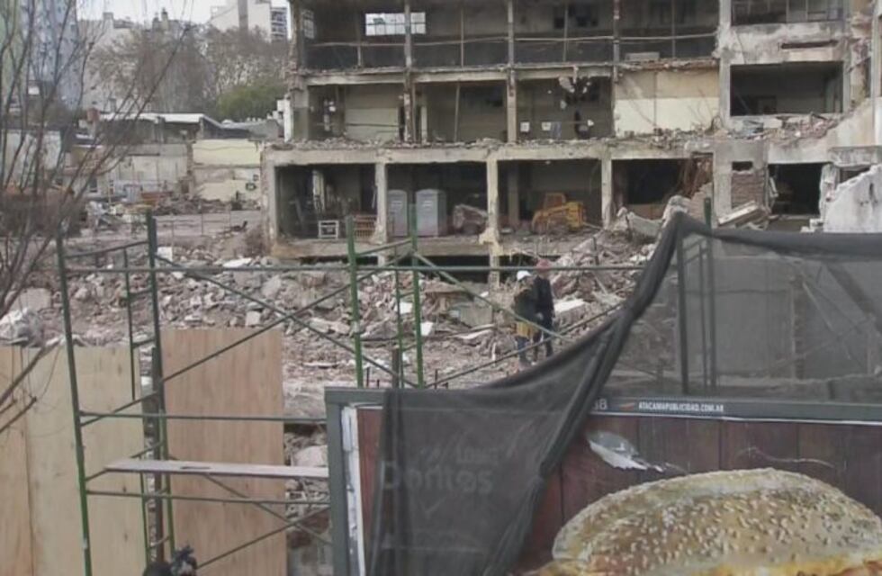 Se derrumbó una obra en construcción en Flores: hay un herido