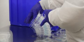 DRAPER, UT - SEPTEMBER 21: An employee at Spectrum Solutions assembles COVID-19 saliva test kits on September 21, 2020 in Draper, Utah\u002E Spectrum Solutions has partnered with many professional sport leagues and corporations to provide rapid saliva tests for the coronavirus (COVID-19)\u002E George Frey/Getty Images/AFP\n== FOR NEWSPAPERS, INTERNET, TELCOS & TELEVISION USE ONLY ==