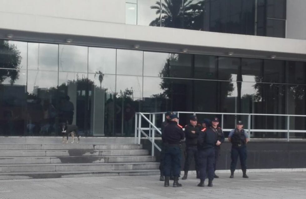 Un ex barra de Newell's acordó una pena de dos años por amenazas a punta de pistola