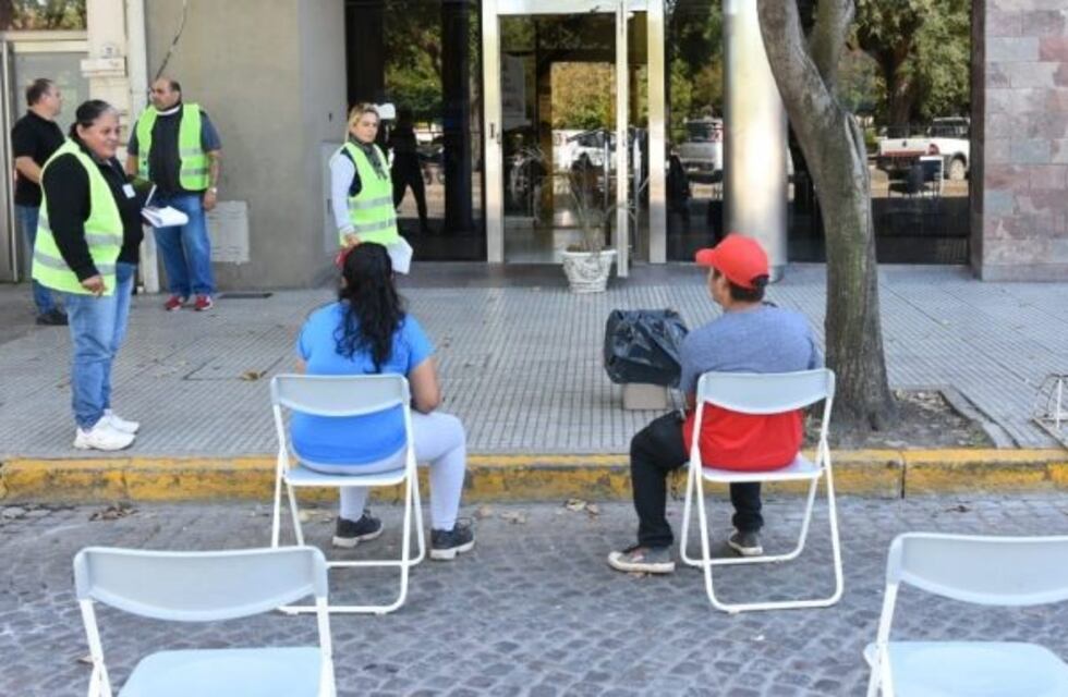 Los bancos vuelven a sus horarios normales y siguen atendiendo por turnos