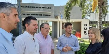 Los concejales de Cambiemos frente al Centro de Monitoreo de la Guardia Urbana de Rafaela