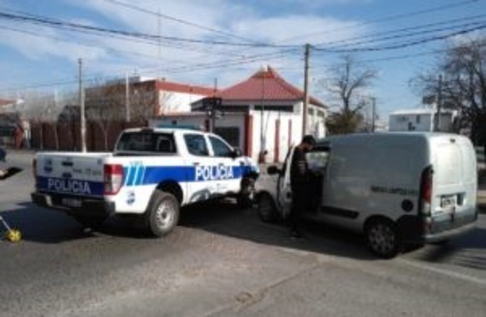 Investigan el choque entre un utilitario y una camioneta policial