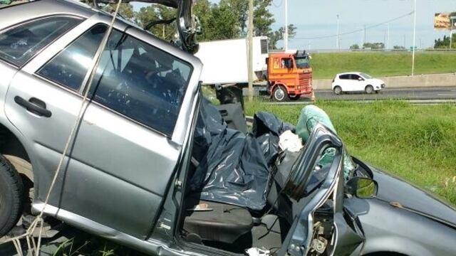 La conductor de un Volkswagen Gol falleciu00f3 en el acto tras chocar con su vehu00edculo en Pellegrini y Circunvalaciu00f3n.