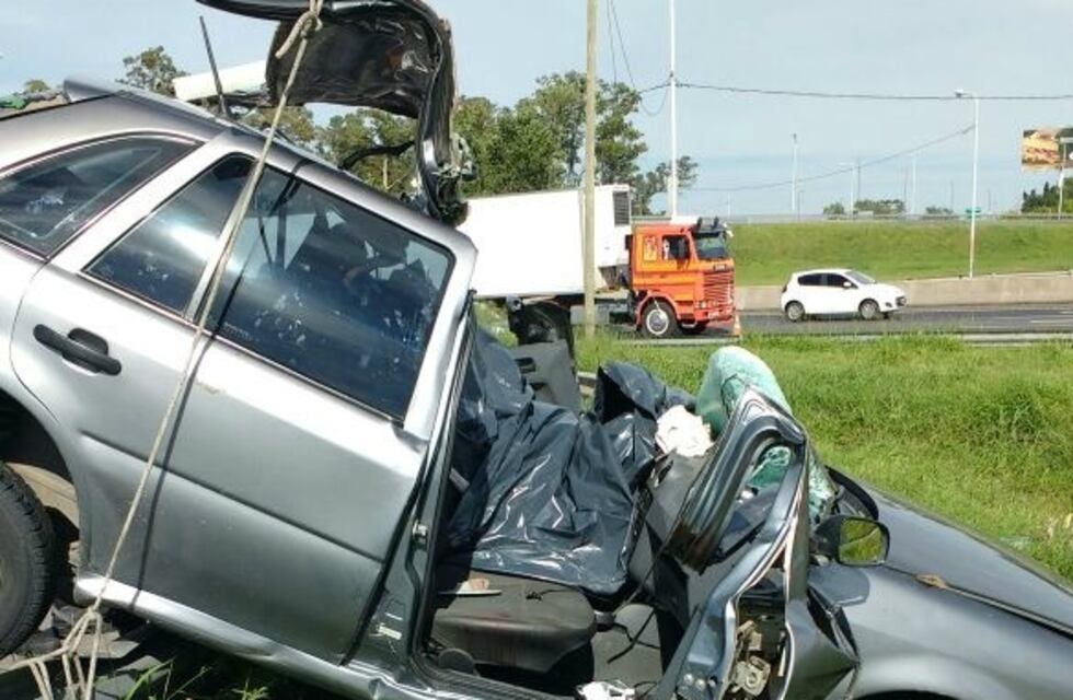 Una mujer perdió la vida en el acto luego de un accidente en Pellegrini y Circunvalación