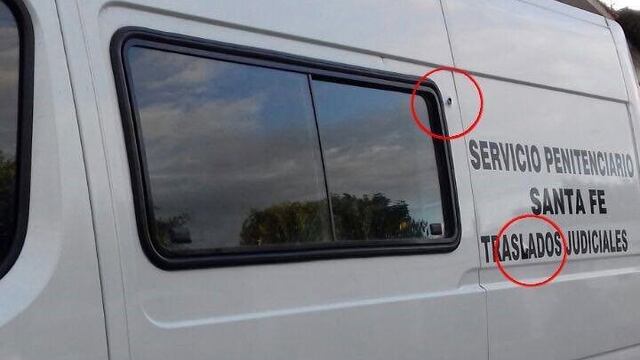 La camioneta que trasladaba a los detenidos por el crimen de Claudio