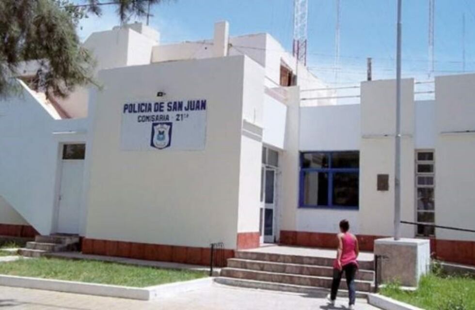 Iba sin casco, chocó y ahora pelea por su vida