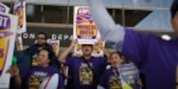 MED01. MEDELLu00cdN (COLOMBIA), 29/11/2016.- Autoridades transportan los cuerpos del aviu00f3n accidentado de Lamia en el que viajaban futbolistas del equipo brasileu00f1o Chapecoense, en el hangar de la Gobernaciu00f3n de Antioquia en Medellu00edn (Colombia) hoy, martes 29