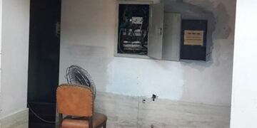 Un viejo ventilador, el empelado en Tribunales para enfriar un tablero de luz\u002E (@robertocaferra)