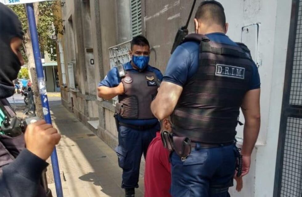 Tiene 20 años y lo detuvieron con ropa robada de un comercio