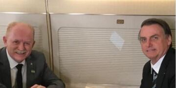 El presidente Jair Bolsonaro junto al diputado Vermelho quien proyecto reabrir el camino del colono\u002E (portaldacidade)