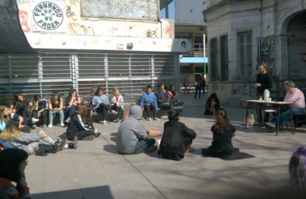 Alumnos del Fader limpiaron y arreglaron las instalaciones de la escuela durante la toma