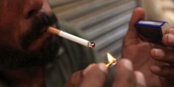 PSH03 PESHAWAR (PAKISTu00c1N) 31/05/2016.- Un paquistanu00ed se fuma un cigarrillo durante la celebraciu00f3n del Du00eda sin Tabaco en Peshawar (Pakistu00e1n) hoy, 31 de mayo 216. EFE/Arshad Arbab pakistan dia mundial sin tabaco hombre fumando