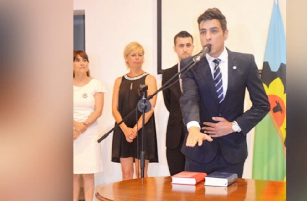 Tomaron juramento al nuevo intendente de Lonquimay, Manuel Feito, y otras autoridades