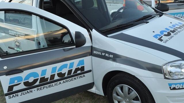 Los policías pudieron detener al sujeto a pesar de que intentó huir tras arrojarse de su auto en marcha.