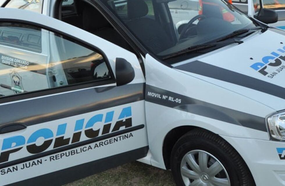 Delincuente manejaba su auto, vio a la Policía y se arrojó con el vehículo en movimiento