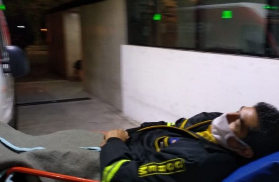 Víctimas de un accidente balearon al chofer y al enfermero de una ambulancia