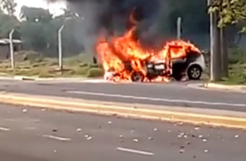 Susto y tensión en zona norte por el incendio de un auto en plena calle