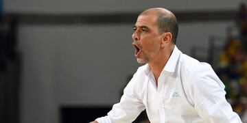 Argentina's head coach Sergio Hernandez reacts during a Men's round Group B basketball match between Argentina and Brazil at the Carioca Arena 1 in Rio de Janeiro on August 13, 2016 during the Rio 2016 Olympic Games\u002E / AFP PHOTO / Mark RALSTON rio de janeiro brasil sergio hernandez juegos olimpicos rio 2016 basquet basquetbolistas partido seleccion olimpica argentina brasil