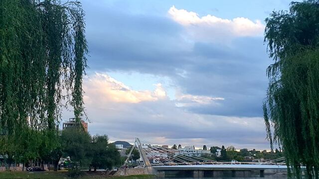 Nublado en el puente peatonal de Carlos Paz\u002E