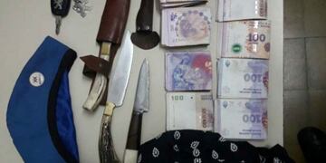 Al agresor se le incautó el dinero y tres armas blancas\u002E (Policiales San Nicolás)