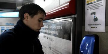 Un argentino se limpia las manos con un dosificador de alcohol en gel como forma de prevención de la Gripe A hoy, 7 de julio de 2009, en Buenos Aires\u002E El ministro de Salud de Argentina, Juan Manzur, explicó que no es necesario declarar la \