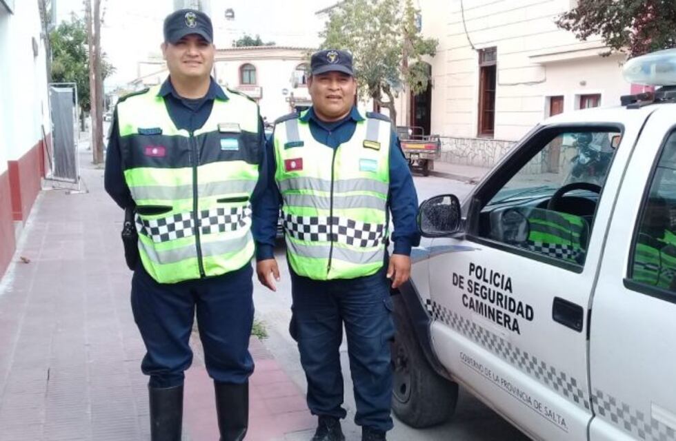 Policías salteños ayudaron a parir a una mujer en plena ruta
