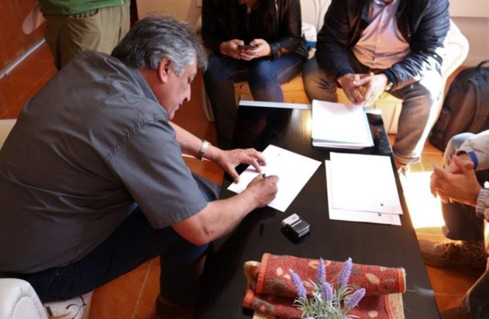 Se firmó en Tolhuin un convenio de capacitación turística