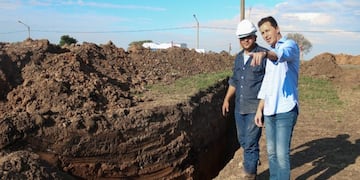 El ministro Manuel Calvo supervisando las obras que se vienen para esa región de la provincia\u002E