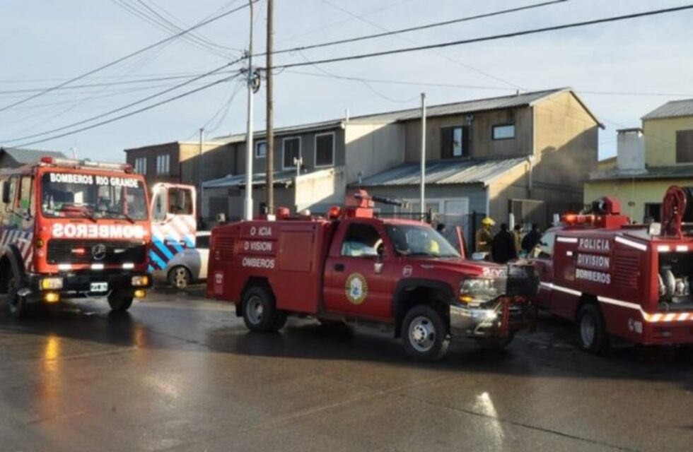 Bomberos continúan combatiendo focos de incendio en la fábrica de plásticos
