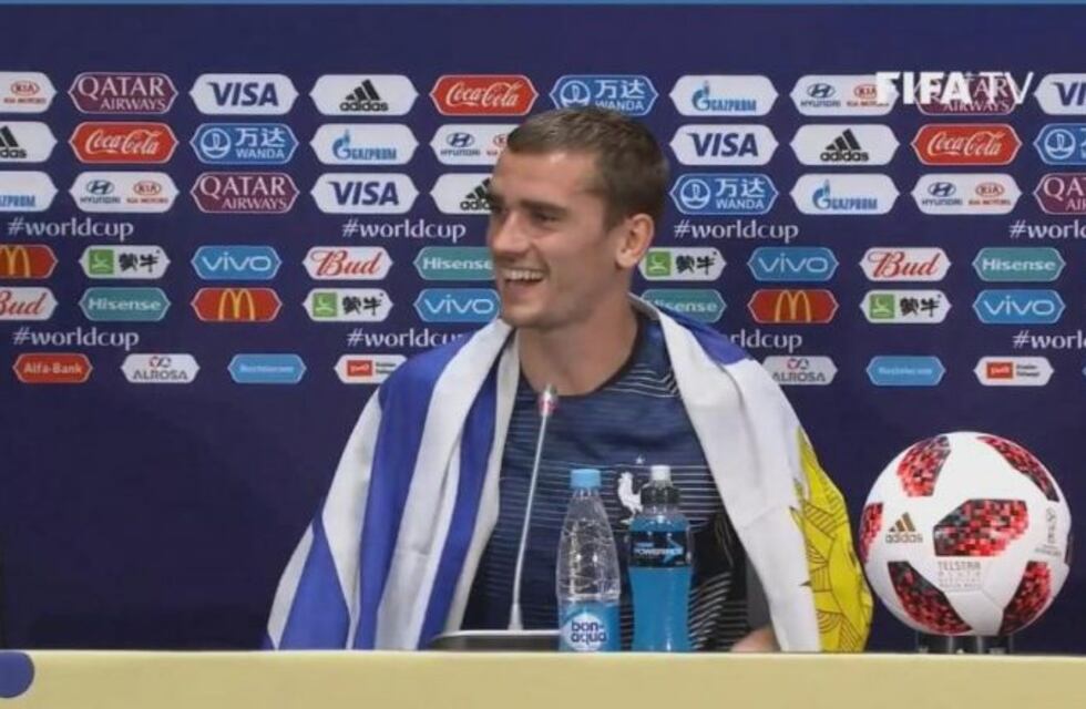 Antoine Griezmann brindó la conferencia de prensa con la bandera de Uruguay
