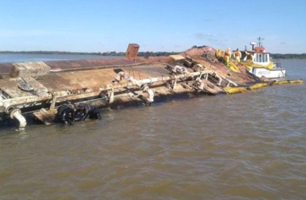 La Barcaza abandonada en el Paraná no tiene fluidos contaminantes