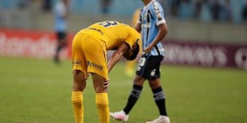 Molina of Argentina's Rosario Central, left, reacts at the end of the Copa Libertadores soccer match against Brazil's Gremio in Porto Alegre, Brazil, Wednesday, April 10, 2019\u002E Gremio won 3-1\u002E (AP Photo/Edison Vara)