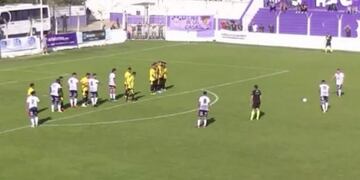 Un jugador de Sacachispas festejó el gol imitando al \