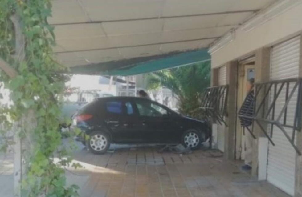 Tres autos impactaron en una esquina y uno de ellos se estrelló contra una verdulería