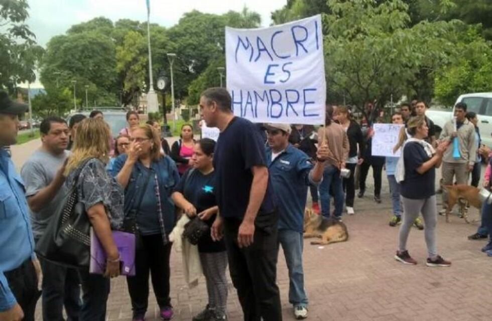 Los trabajadores despedidos por la fábrica 12 de Octubre marchan a Casa de Gobierno pidiendo soluciones